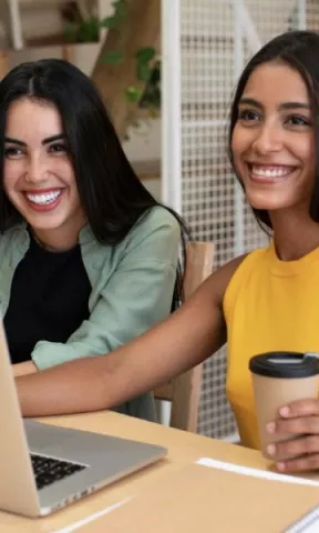 Compañeras de trabajo en oficina
